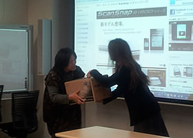 花岡さんによる景品の贈呈