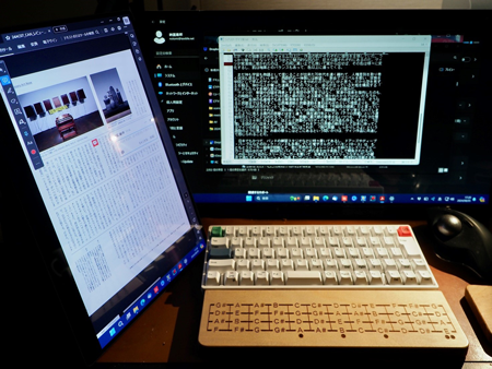 Case Studies 01:筆者のWindowsマシンと「RICOH Light Monitor 150BW」を組み合わせた作業時の机の上