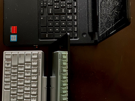 Case Studies 01:筆者のWindowsマシンと「RICOH Light Monitor 150BW」を組み合わせた作業時の机の上