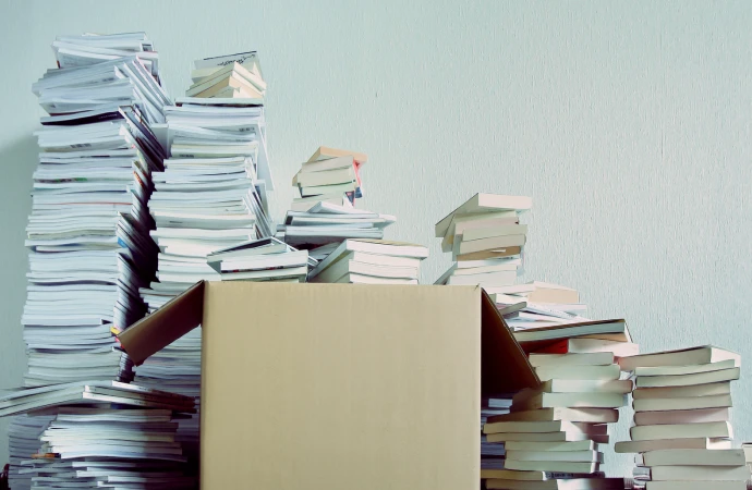 本や資料の整理に困る様子