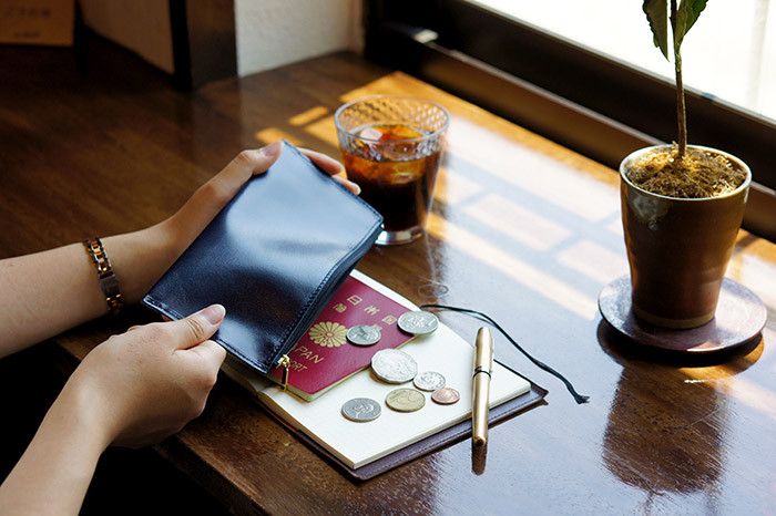 dünn(デュン)の「passport & pen case」