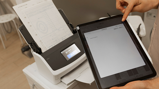 ScanSnap本体のタッチパネルとiPadの「Medical Box Note」画面、両方に専用のスキャンボタンがある
