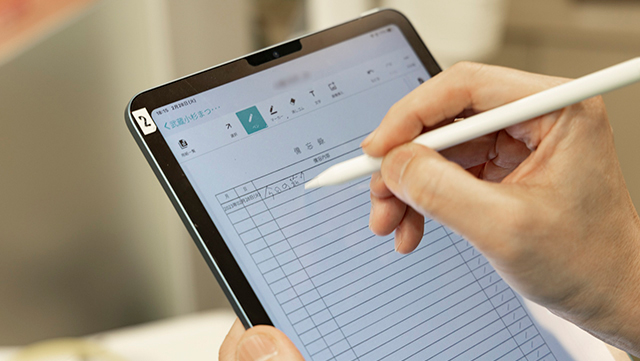 第5世代iPad Airでカルテを書き込む様子