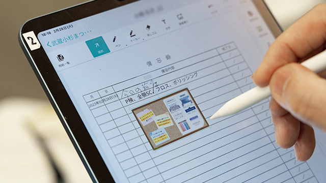 第5世代iPad Airで、資料画像をサブカルテに貼り付ける様子