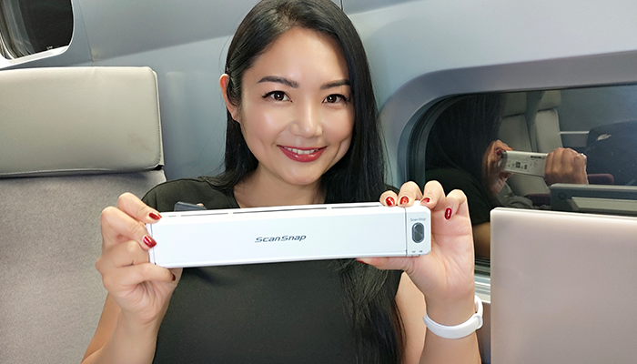 ScanSnap iX110を手に笑顔の富永さん