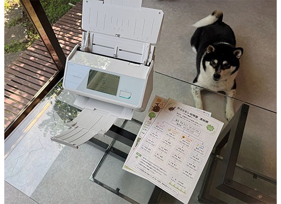 柳谷さんご自宅のScanSnapと紙の書類。愛犬とともに。