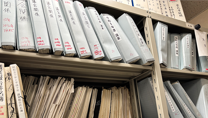 議案ファイルが置いてある書庫内の棚の様子