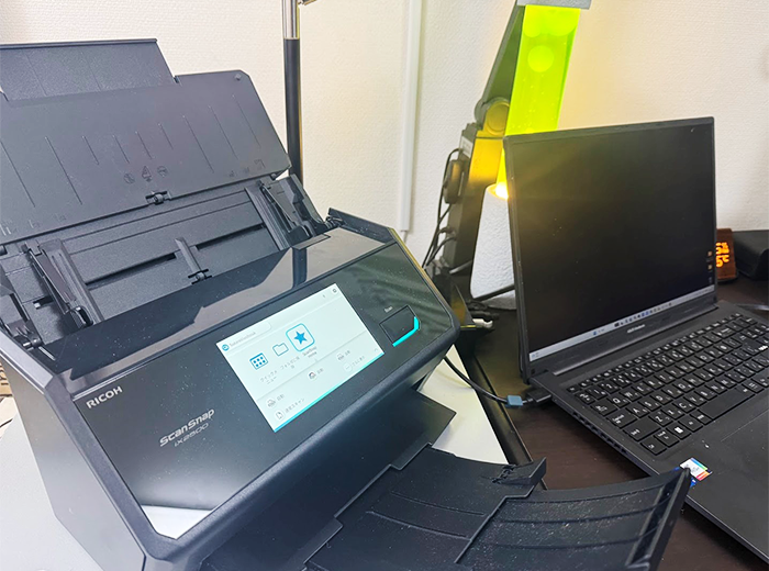 ScanSnap iX2500とノートPCが置かれている峰先生のデスク