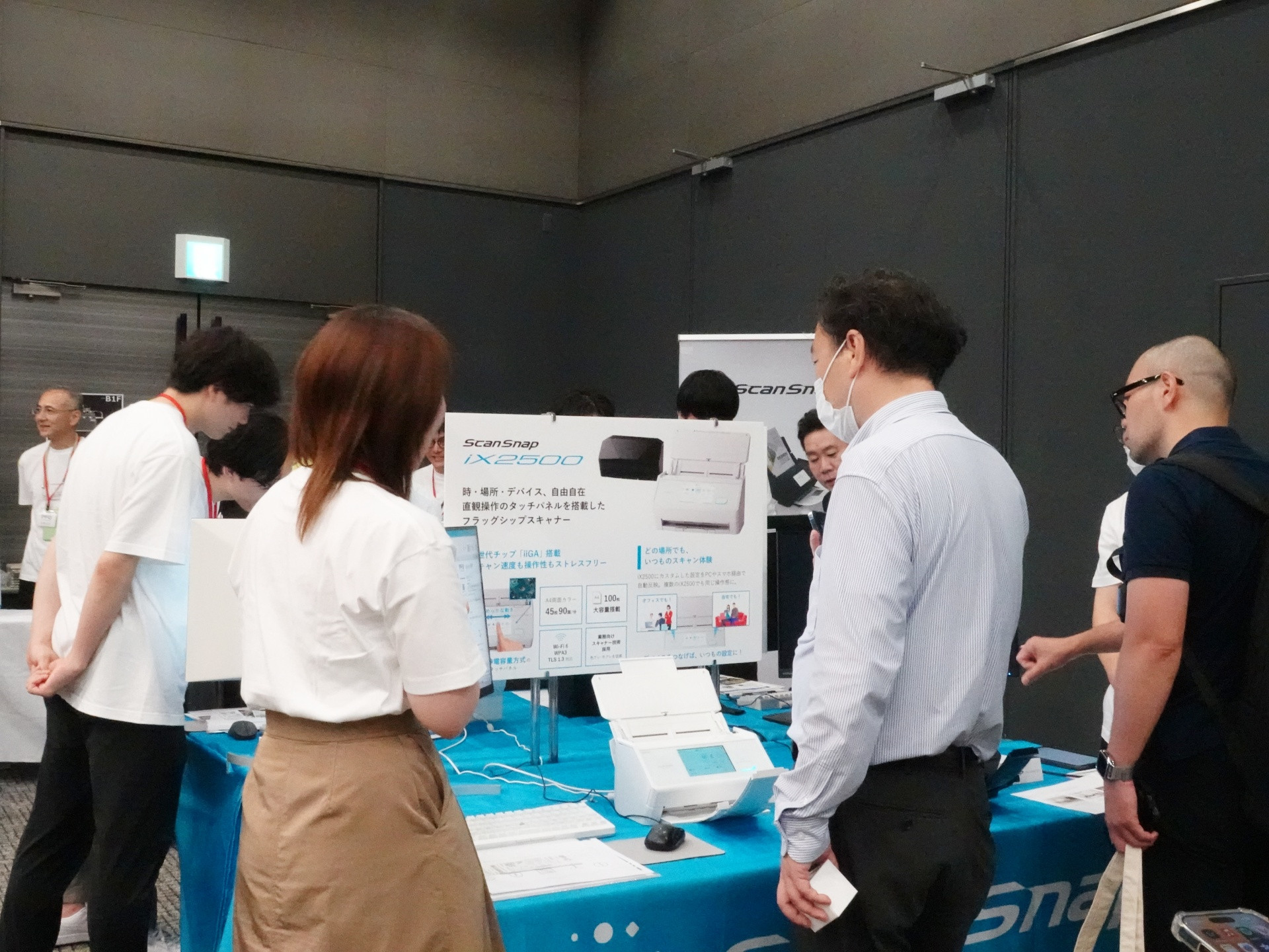 新製品を取り囲んで