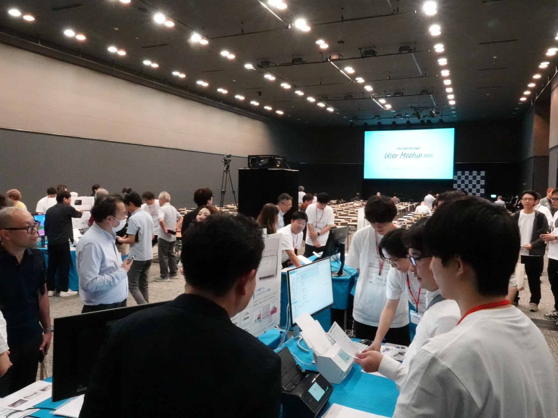 席に着いている人のほうが少ない