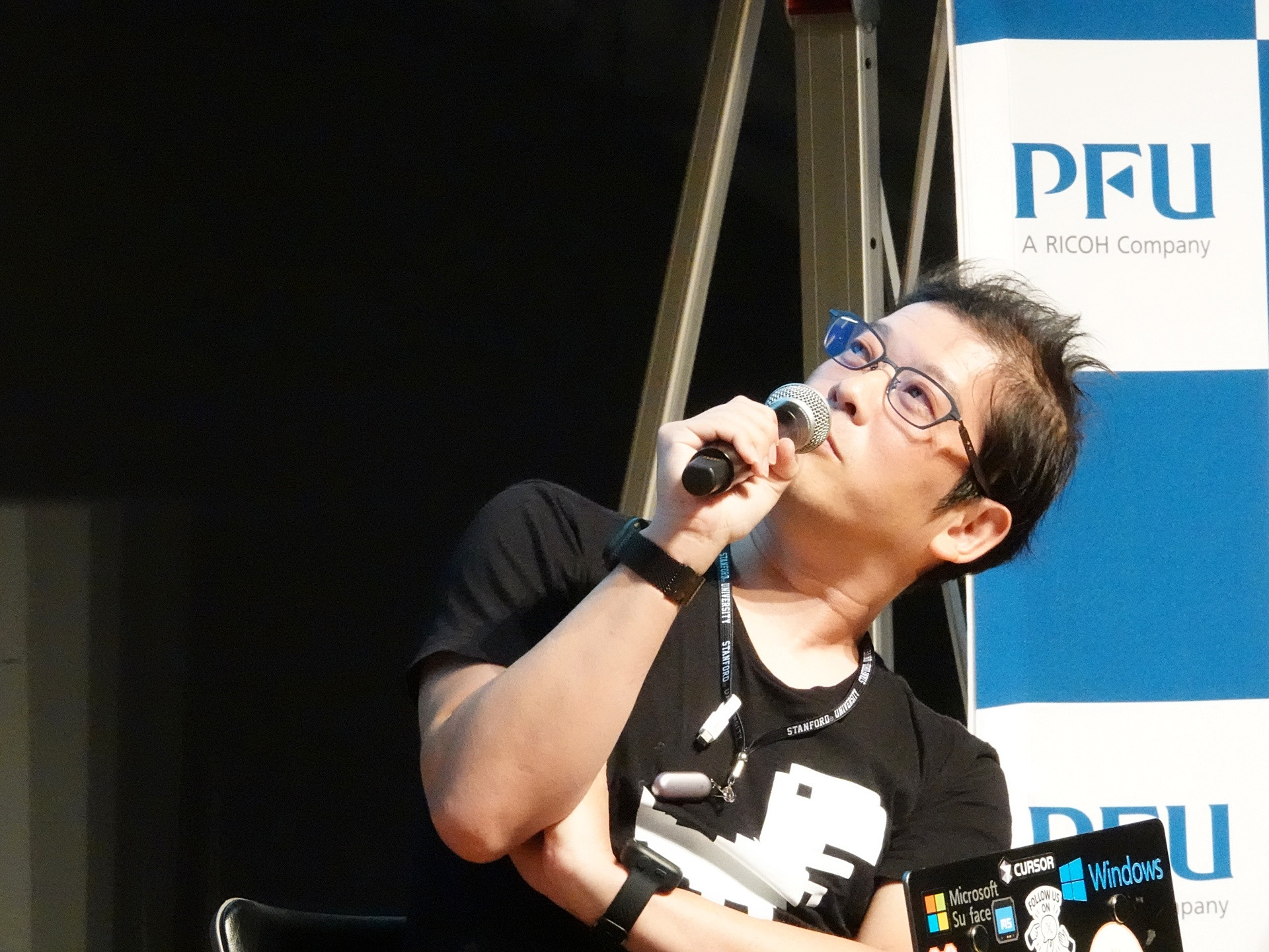 税理くんを見上げるナル先生