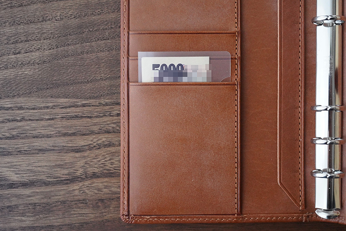 カードサイズクリアホルダーは、カードポケットにすっと収まる