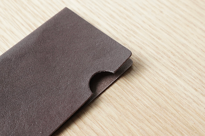 カードサイズクリアホルダー(レザーバージョン)は、上質な革の質感を楽しめます
