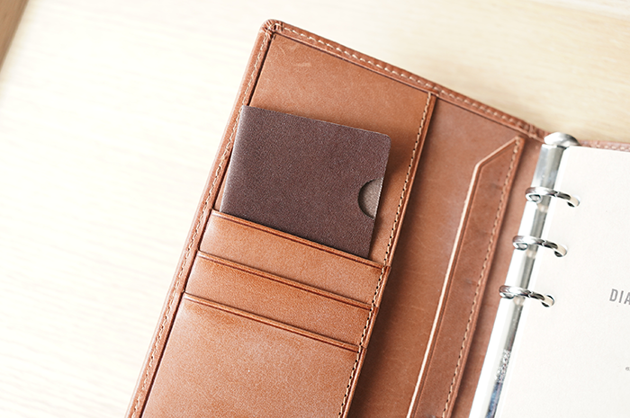 カードサイズクリアホルダー(レザーバージョン)も、カードポケットにスッキリ収納