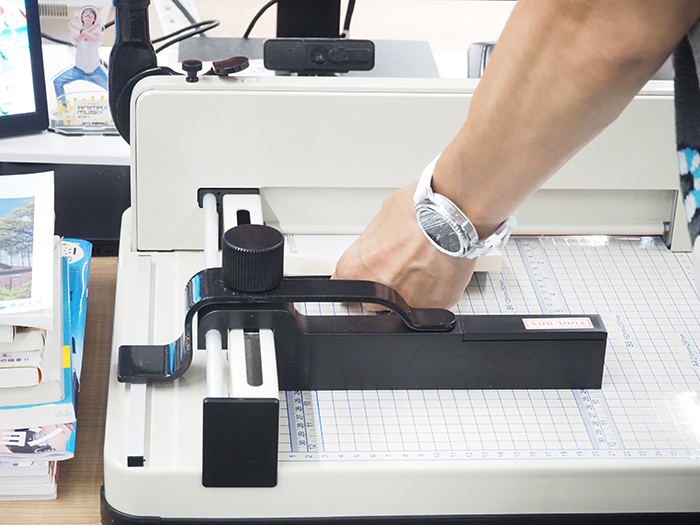 スキャンの前に本を断裁