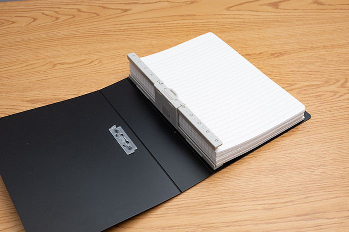 リングノート保存用ファイルではリングノート約8〜10冊が1冊にまとまる