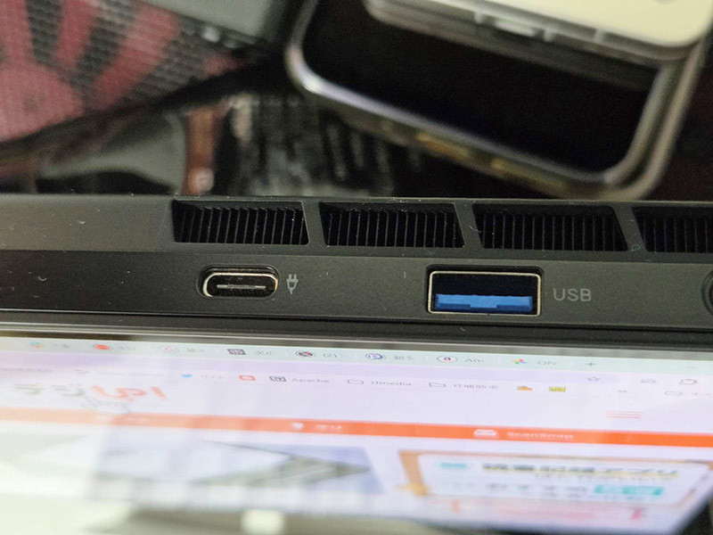 上部のポート類