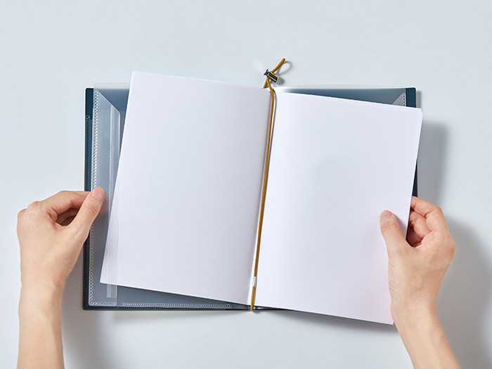 裏紙を真ん中で折って差し込むだけでノートとして使える