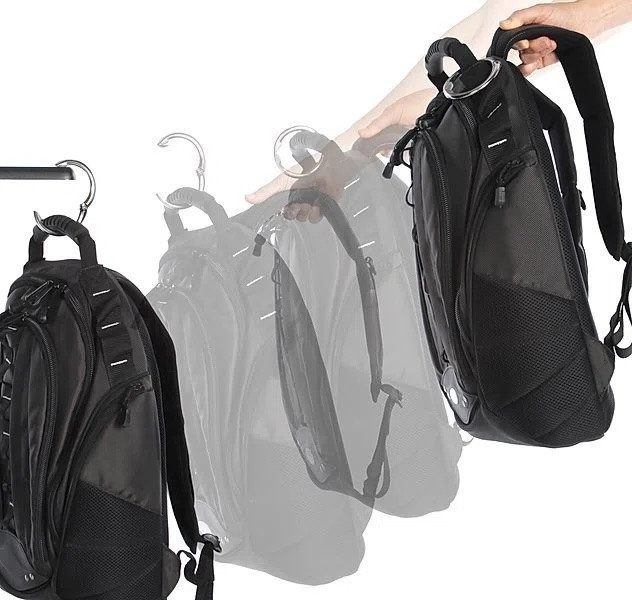 掛けているリュックごとハンガーを外すと、絶妙な閉まり方でリュックにバッグハンガーが付いてくる