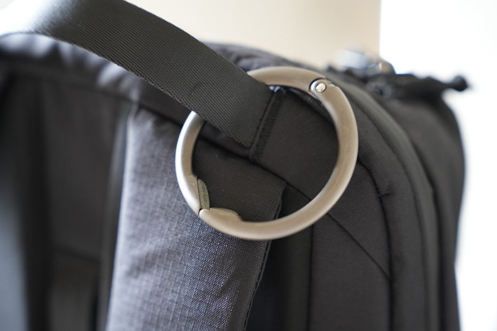 掛けているリュックにハンガーが付いてきた様子