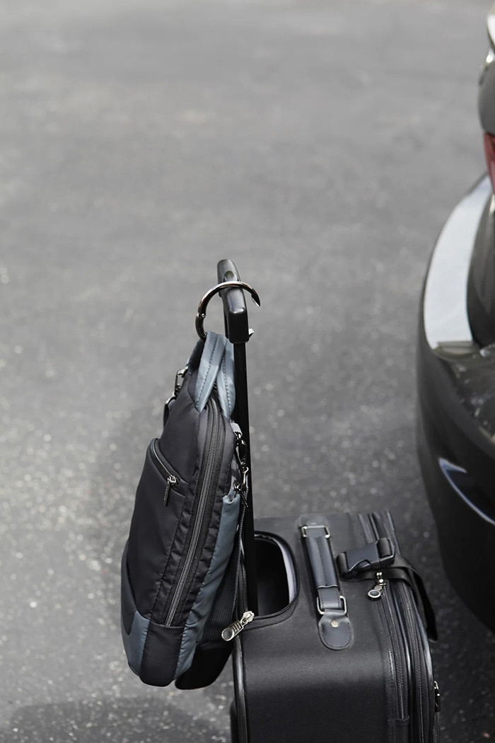 リュックを一時的にキャリーケースに引っ掛けておくことも可能