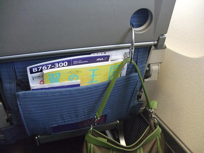 飛行機内などのドリンクホルダーに引っ掛けることも可能