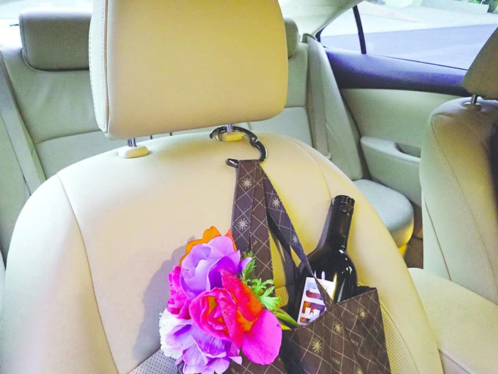 運転中など隣の助手席に鞄を引っ掛けて、ブレーキ時に鞄が倒れることも回避できる