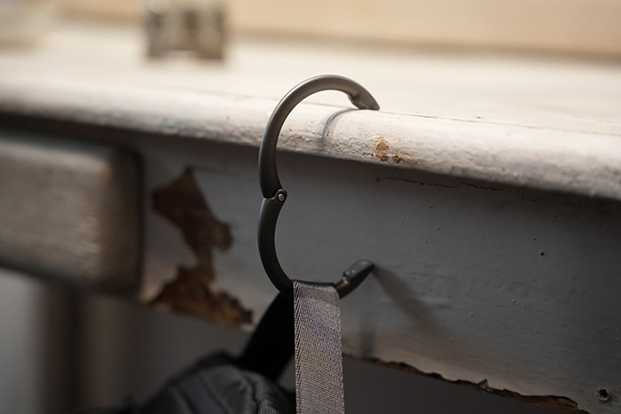 デジタルガジェットで重くなりがちなリュックを、テーブルや机でしっかり支えてくれる