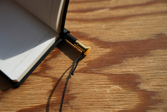 しおり紐の先には鉛筆が繋がっている