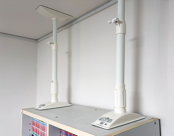 突っ張り棒を設置した本棚