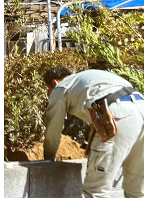 庭作業中の渡辺さん（後ろ姿）