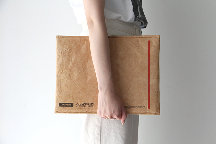 ANAheim Laptop Sleeveを持った様子
