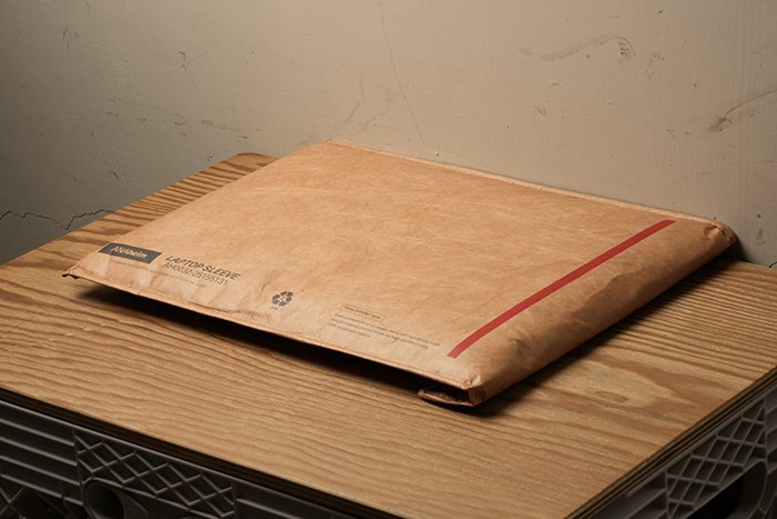 ANAheim Laptop Sleeveを机に置いた様子