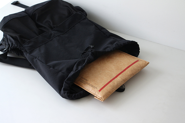ANAheim Laptop Sleeveをリュックに入れた様子