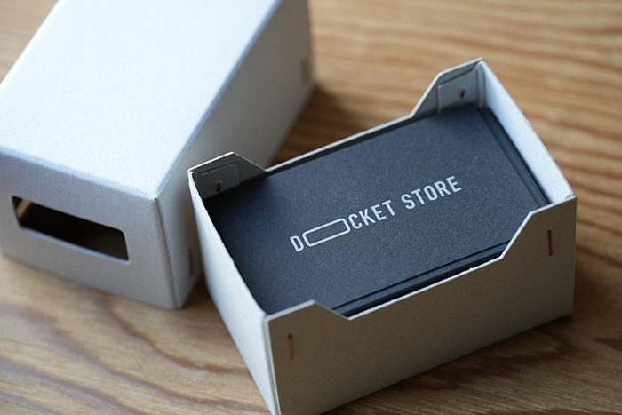 STOCK ビジネスカードボックスにカードを入れた様子
