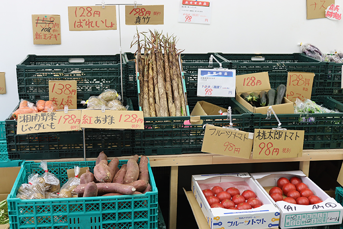 青果店に並べられた野菜