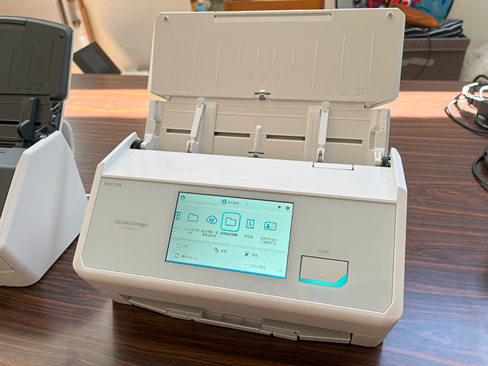 ScanSnap iX2500（白）のタッチパネル。複数のプロファイル（スキャン設定）ボタンが表示されている。
