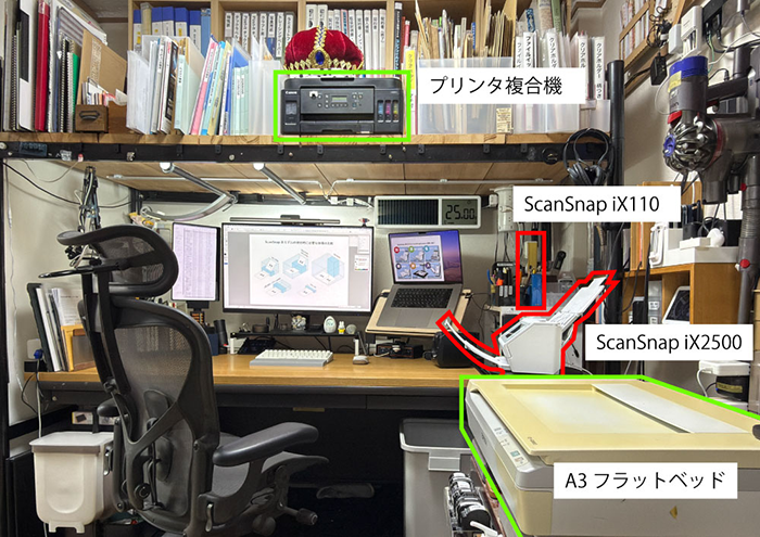 文具王 高畑さんのデスク周り。ScanSnap2台と、フラットベッドスキャナー、プリンタ複合機まで。