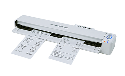 ScanSnap iX110でレシートを2枚同時にスキャンする様子