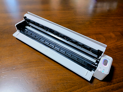 ScanSnap iX110のトップカバーを開けて、ローラーが見えている状態