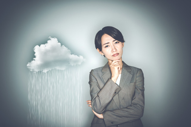 雨の日に持ち歩いた書類の角がしおしおに。