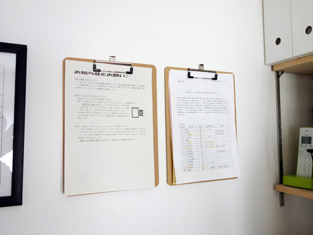 ①動いている紙 はすぐ手に取れる場所にボックスや掲示コーナーを用意。