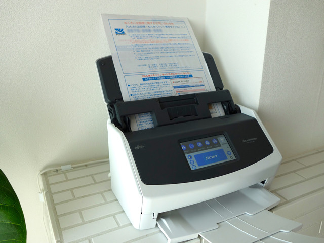 ScanSnap iX1500なら50枚もの紙を一気にスキャンすることができます。