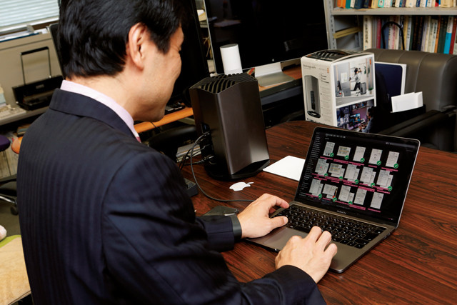 使っているパソコンはMacBook Pro。その左横に見えるのが『Blackmagic eGPU』。