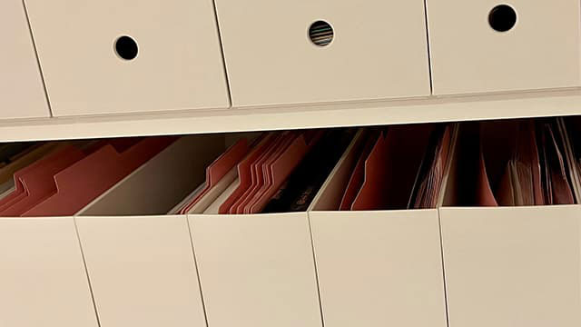 紙の資料を分類して保管するバインダーとファイルボックス