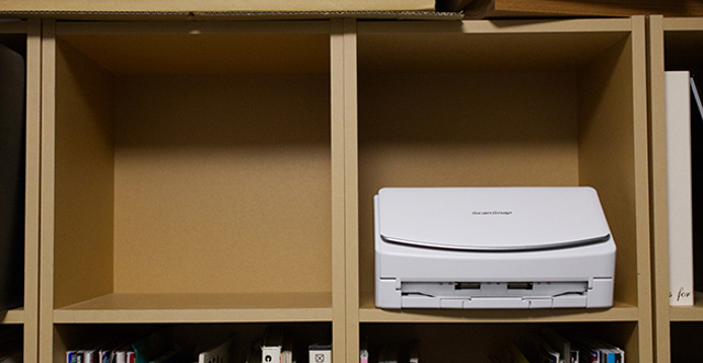 ScanSnap iX1600はWi-Fi接続なら本棚に置くことも可能です